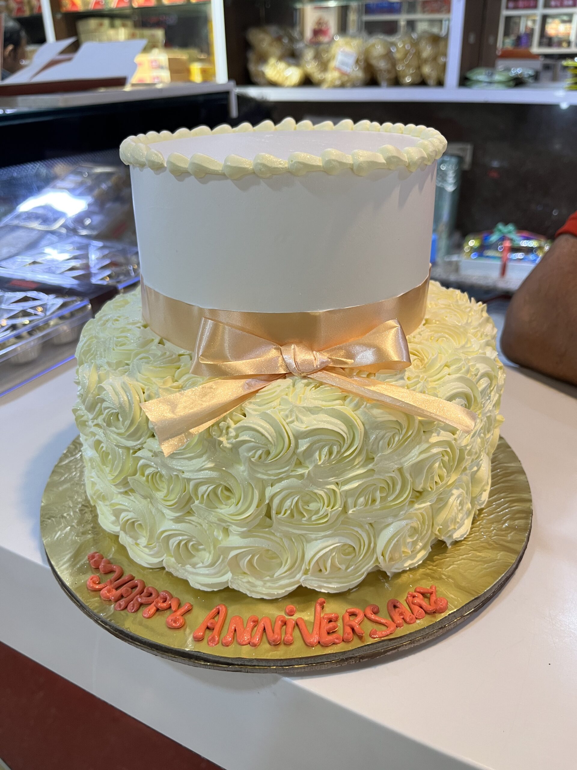 Creamy Addictions - A simple wedding anniversary cake 🎂🎂❤️Butterscotch  cake with homemade butterscotch sauce and cashew praline 😋😋  #anniversarycakes #butterscotchcake #whippedcreamcake #bakersinsharjah  #cakesinsharjah #instabaker #homebaker ...