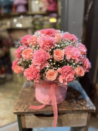 Mix baby pink roses n carnations box arrangement