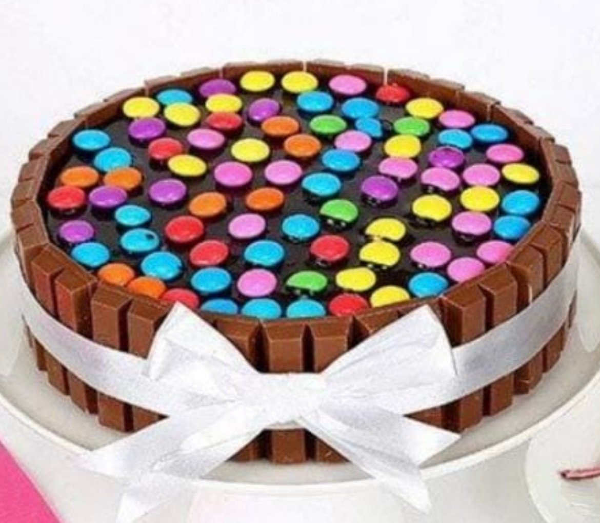Half kg kitkat Cake