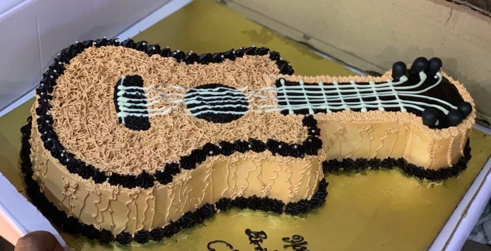 Chocolaty Guitar Cake