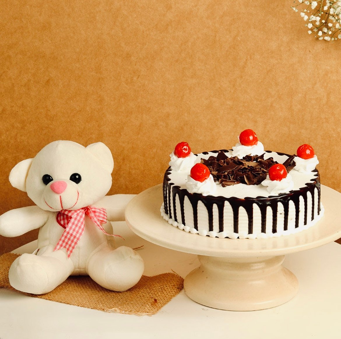 Teddy with cake